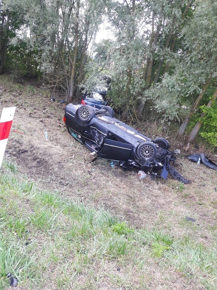 Zderzenie dwóch samochodów w Łomazach. Jedna osoba ranna w szpitalu