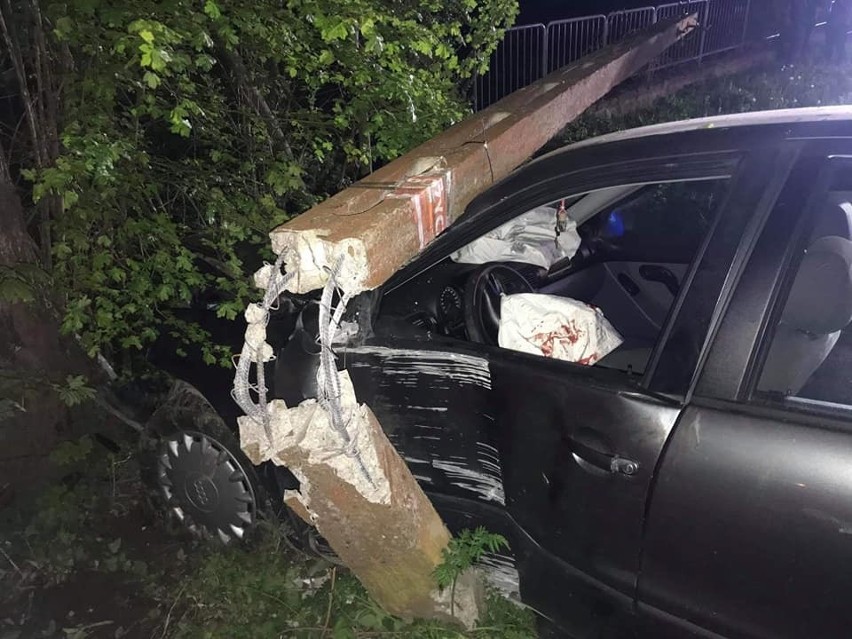 Wypadek Popowice. Kierowca stracił panowanie nad pojazdem uderzył w betonowy słup a następnie w drzewo [ZDJĘCIA]