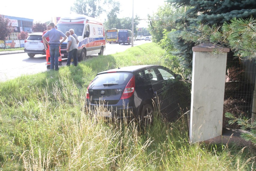 Wypadek na Swojczycach. Hyundai wjechał w płot [ZDJĘCIA]