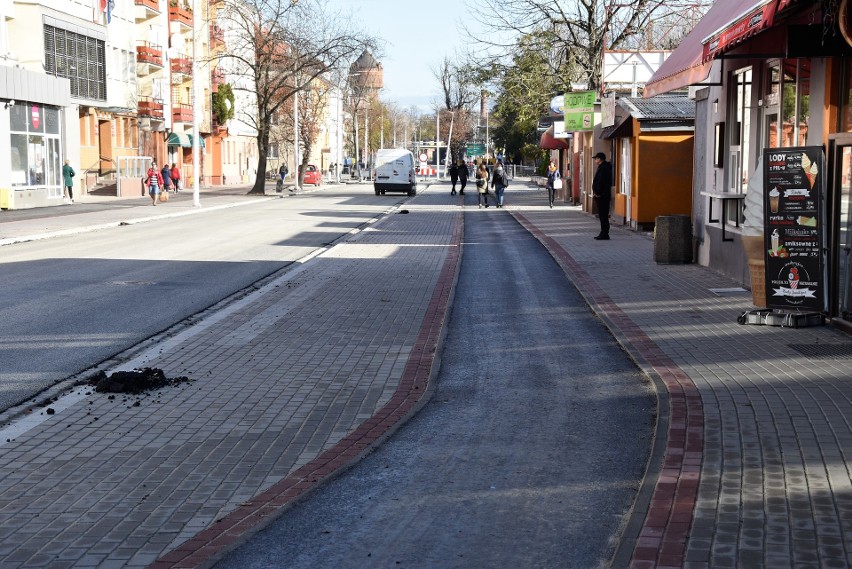 Na ul. Oleskiej w Opolu trwa układanie asfaltu oraz...