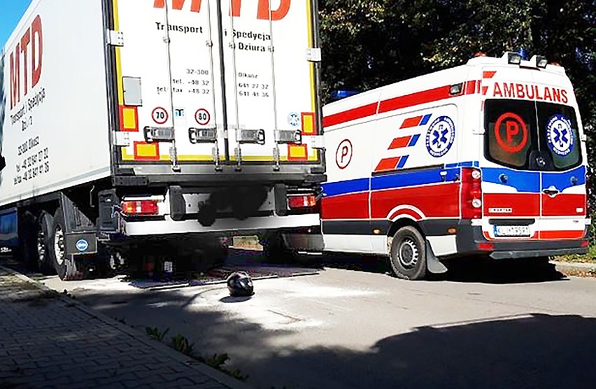 Wypadek w Mszanie Dolnej. Skuter pod ciężarówką. Motocyklista w szpitalu