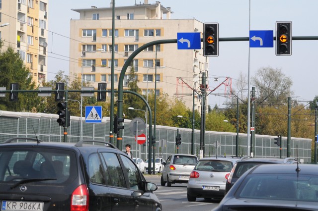 Na skrzyżowaniach w centrum Poznania na próbę wyłączono sygnalizację świetlną. Od razu poprawiły się płynność ruchu i bezpieczeństwo.