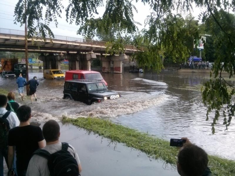 Powódź na Legnickiej. Zobacz zdjęcia!