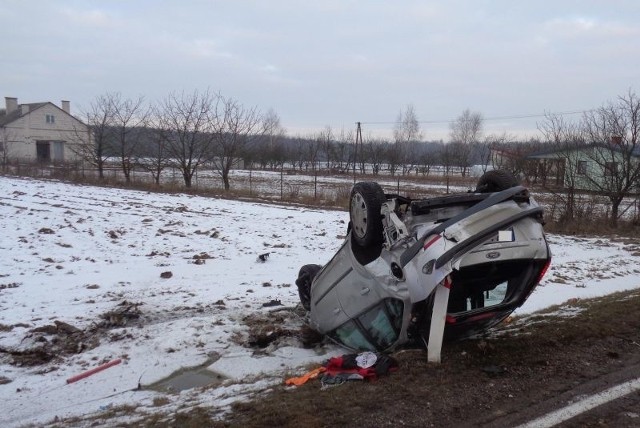 28-latek miał zapięte pasy. Udało mu się wyjść cało po dachowaniu auta.