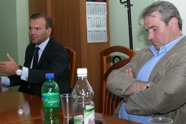 Prezes spółki A.M.G. Finanse Tomasz Kopiec (z lewej) podpowiadał radnym powiatu włoszczowskiego, jakie są możliwe warianty rozwiązania problemów finansowych szpitala.