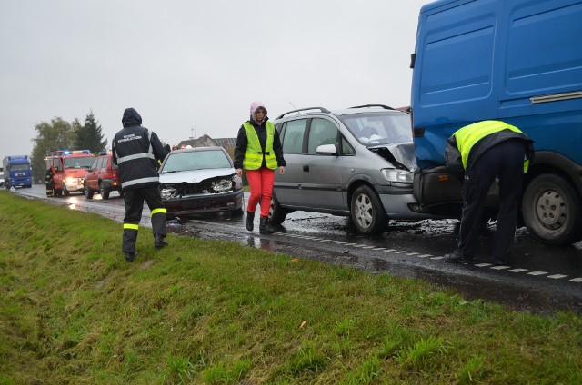 Ponad półtorej godziny  droga wojewódzka 240 była zablokowana. Za Pawłowem, gmina Chojnice zderzyły się trzy auta. Jedenastolatka trafiła do szpitala. Samochód dostawczy chciał skręcić w lewo do swojej posesji i z tyłu uderzyła w niego osobówka, a nią kolejny samochód osobowy. Policja  bada przyczyny  wypadku. Na 240 były objazdy, a od strony Tucholi zrobił się ogromny korek. Pogoda nie sprzyja kierowcom, należy zachować ostrożność. Dlaczego warto nosić odblaski? Mówi Sławek Piotrowski.