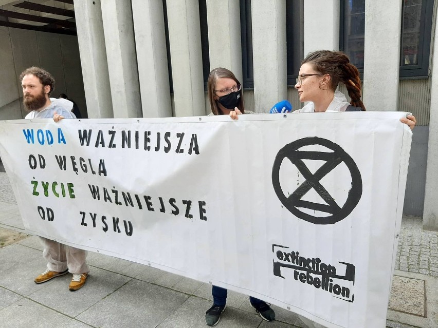 Lublin: Aktywiści umyli okna w urzędzie. Na znak protestu