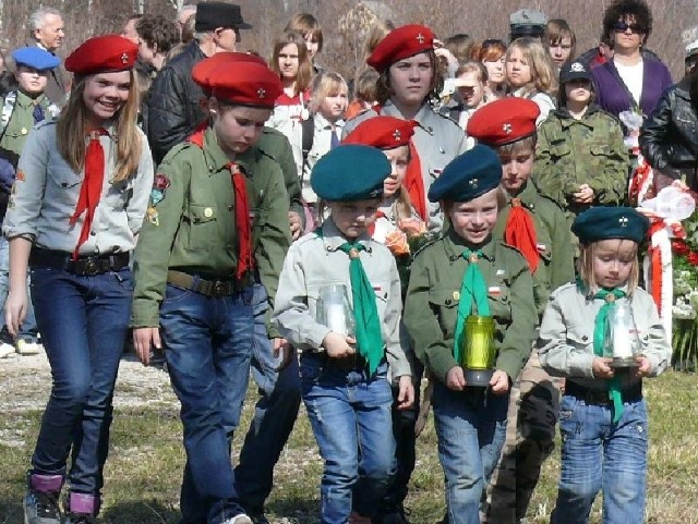 Znicze pamięci zapaliła delegacja buskich zuchów, którą otwierała trójka pięciolatków: Nastija Kwolik, Miłosz Wiek i Michalina Mędrecka.