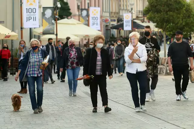 Maseczki i przyłbice były stałym elementem garderoby Polaków w czasie pandemii