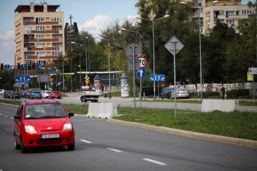 Kraków. Betonowe separatory zablokowały szybki dojazd na osiedla. Mieszkańcy Czyżyn oburzeni [ZDJĘCIA]