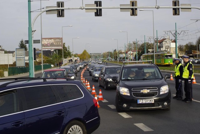 Co roku przed cmentarzami, m.in. na Miłostowie i Junikowie wyznaczane tymczasowo parkingi przeżywają oblężenie