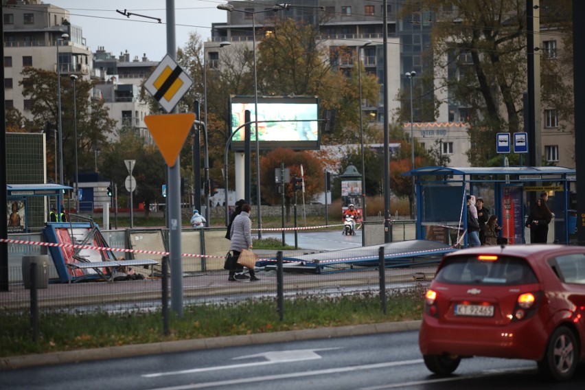 Samochód wjechał w przystanek w centrum Krakowa. Jedna osoba ranna