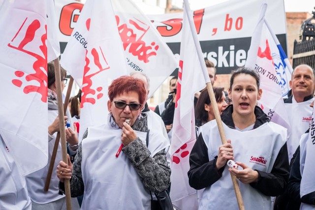 We wtorek, 9 października, pod Kujawsko-Pomorskim Urzędem Wojewódzkim, gdzie zbiera się Wojewódzka Komisja Dialogu Społecznego, licznie protestowali pracownicy Sanepidu.