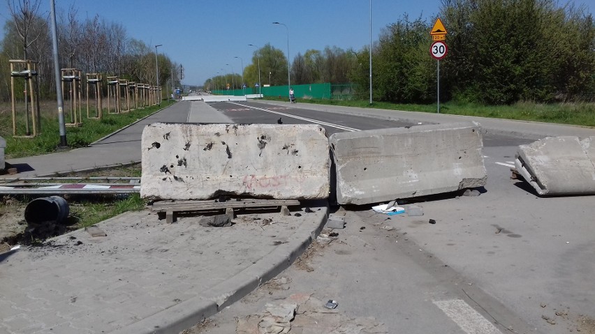 Droga z dwoma pasami świeżo położonego asfaltu, chodnikiem i...