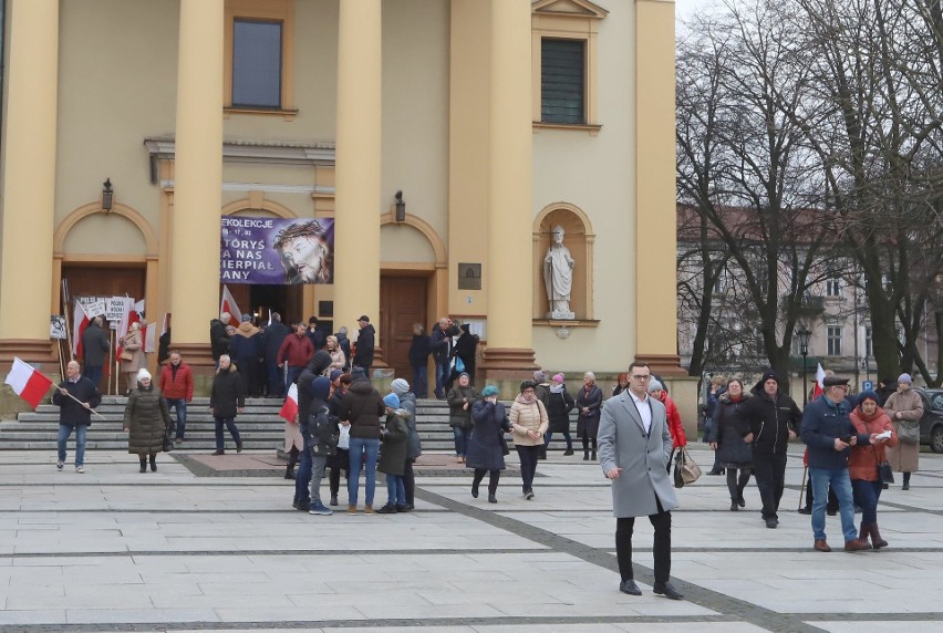 Protest Wolnych Polaków w Radomiu. W manifestację Prawa i Sprawiedliwości włączyli się mieszkańcy miasta. Zobaczcie zdjęcia