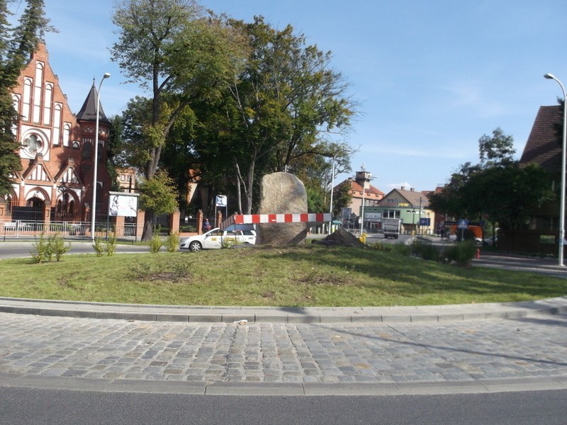 Wrocław: Pomnik na 700-lecie Kleciny już stoi. W piątek zamontują litery (ZDJĘCIA)