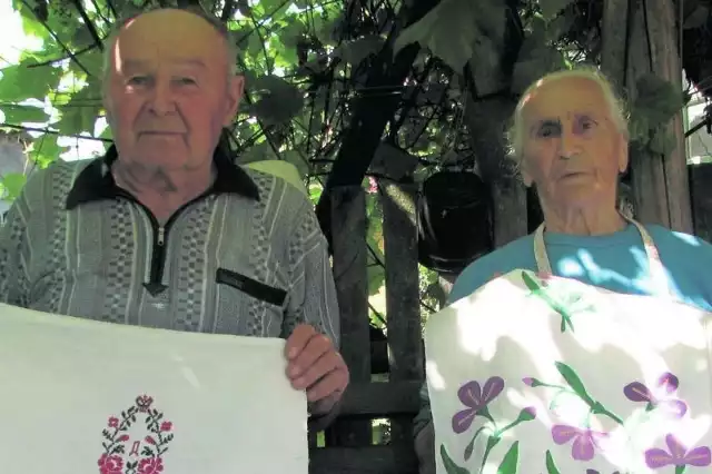 Aleksander i Anna Wesołowscy z Pasynek są małżeństwem od 62 lat. Z dumą prezentują ręczniki obrzędowe, które do dziś mają w swoim domu.