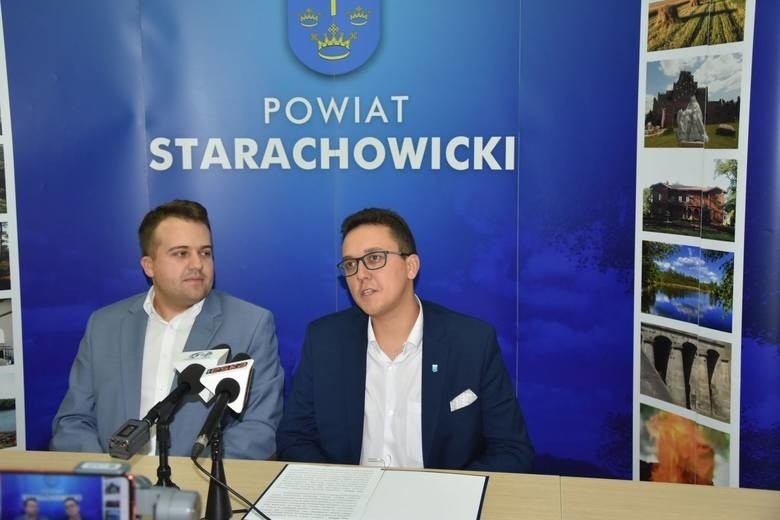 Od lewej prezydent Starachowic Marek Materek i starosta...