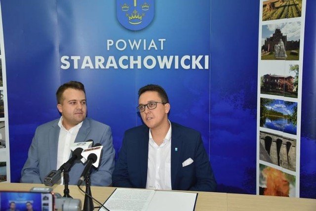 Od lewej prezydent Starachowic Marek Materek i starosta starachowicki Piotr Babicki.