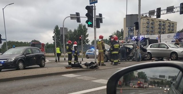 Nieoznakowany radiowóz zderzył się z samochodem osobowym na skrzyżowaniu