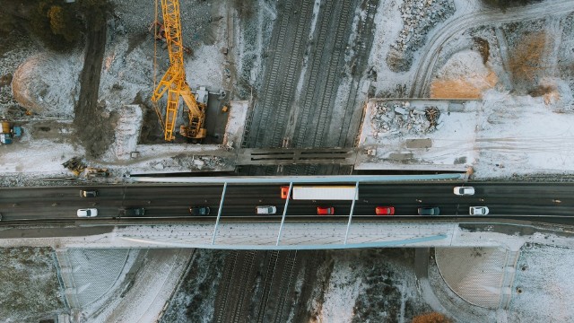 Rozbiórka wiaduktu nad linią kolejową zakończona. Nowa konstrukcja będzie montowana tu w przyszłym roku