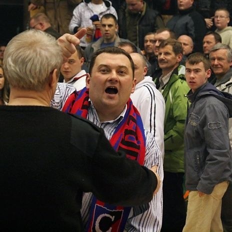 Tylko dzieki sprzyjającemu ukladowi innych spotkan koszykarze Energi Czarnych Slupsk utrzymali sie w ekstraklasie. W ostatniej kolejce przegrali z Basketem Kwidzyn 81:92.