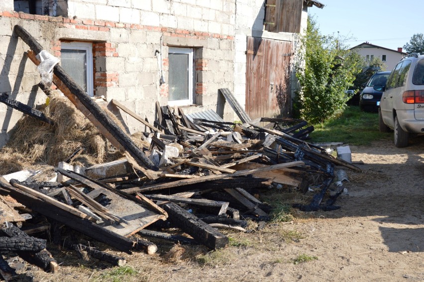 Stracił dorobek życia. Ogień strawił gospodarstwo. Wdowiec prosi o pomoc [ZDJĘCIA]