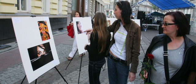 Galeria Bezdomna cieszyła się zainteresowaniem mieszkańców, którzy z zaciekawieniem zatrzymywali się przy planszach ze zdjęciami i podziwiali studencką twórczość.