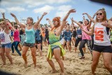 Zumba na plaży przy molo w Brzeźnie. Kolejna edycja niezwykłego tańca na piasku! Oto galeria naszego fotoreportera [zdjęcia]