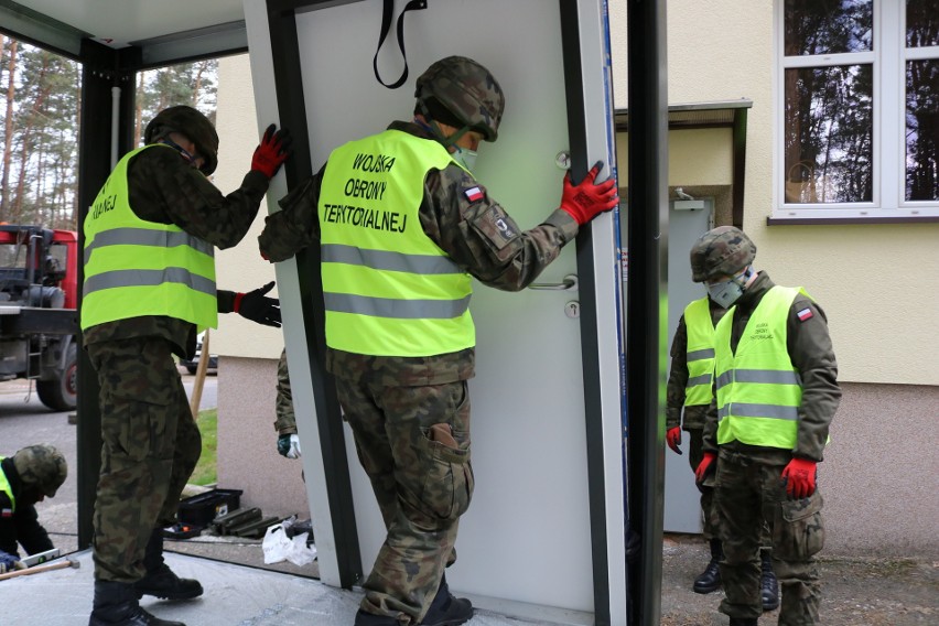 Żołnierze Obrony Terytorialnej zbudowali doraźną izbę...