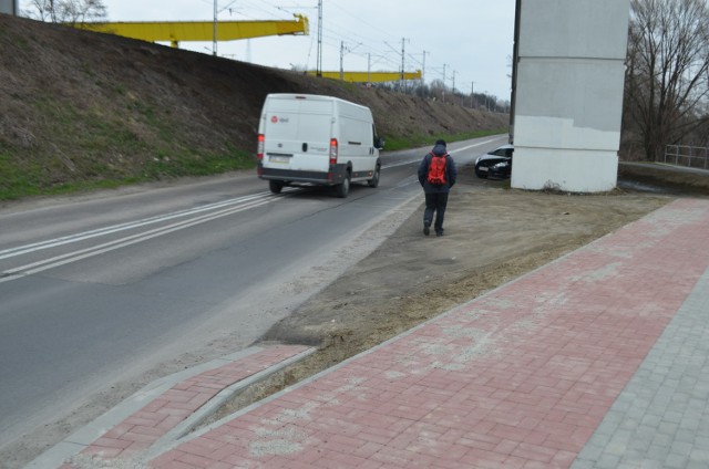 Tutaj kończą się ścieżka rowerowa i chodnik. Brak oświetlenia wzmaga niebezpieczeństwo, na które narażeni są piesi