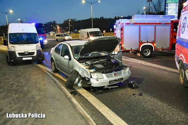 45-latek przejechał przez rondo.