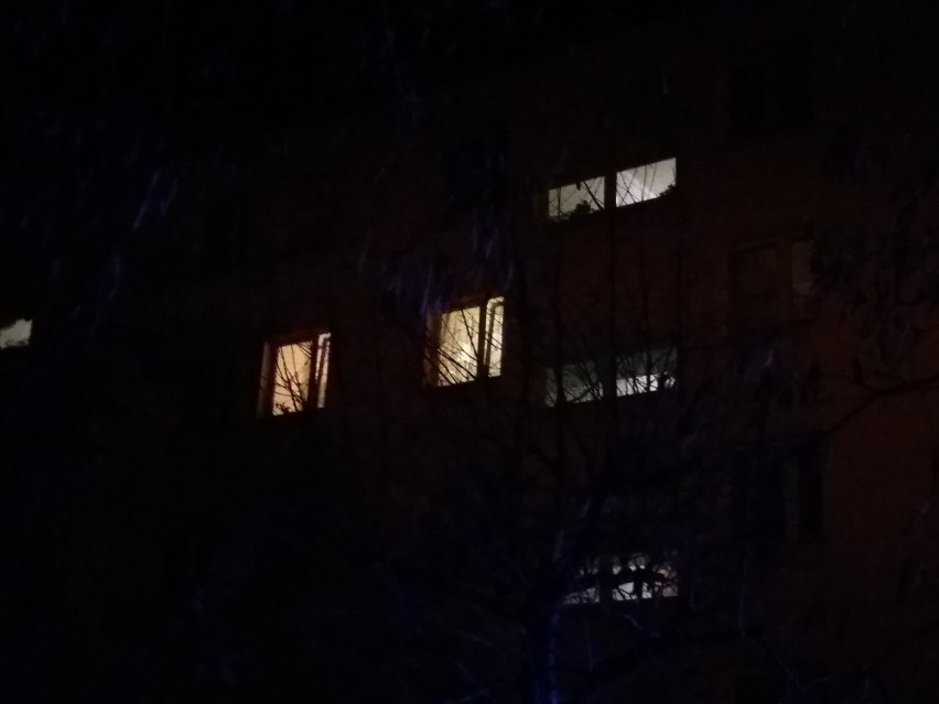 W jednym z mieszkań w Małogoszczu od 3 dni świeciło się światło. Zaniepokojeni sąsiedzi zadzwonili na 112. 49-latek nie żył  
