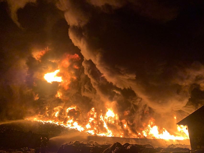 Strażacy cały czas gaszą pożar składowiska opon w...