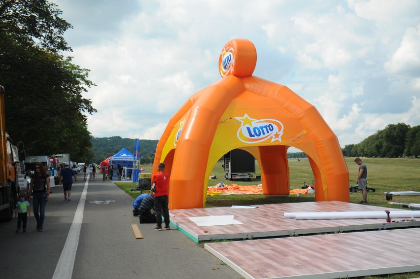 Tour de Pologne: Trucki przywiozły sprzęt kolarzy do Krakowa