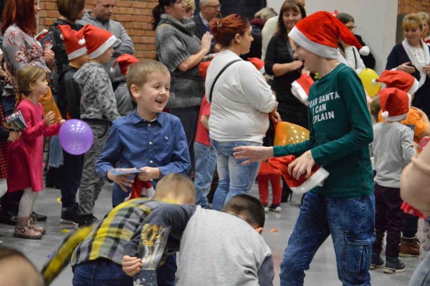 Mikołajki osiedla Słoneczne w Ostrowieckim Browarze Kultury. Bawiła się ponad setka dzieci [ZDJĘCIA]