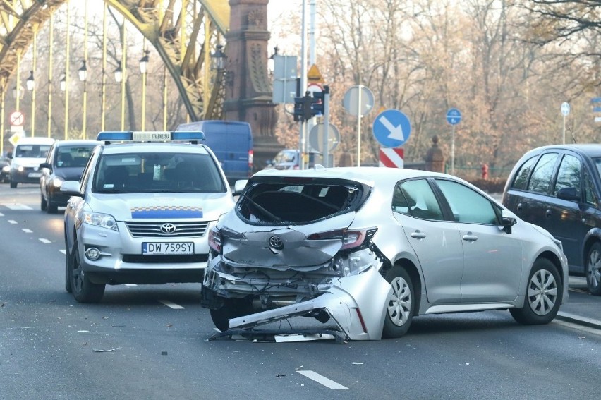 Wypadek przy moście Zwierzynieckim. Tworzą się duże korki [ZDJĘCIA]