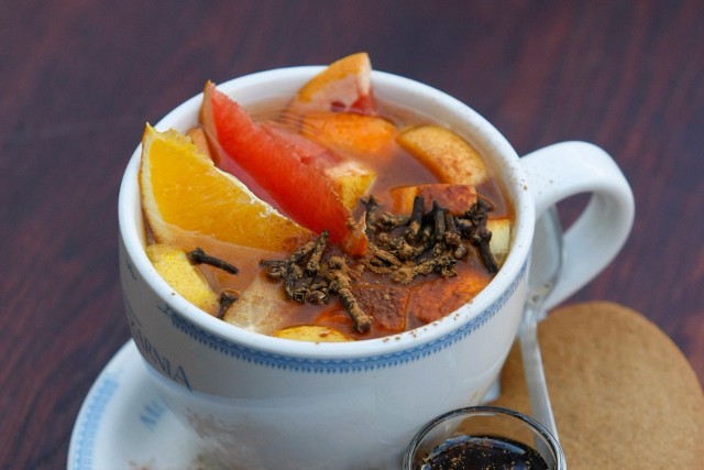 Domowa herbata rozgrzewającą może być przygotowywana z korzennymi przyprawami. Kliknij w przycisk, aby zobaczyć składniki herbaty zimowej.