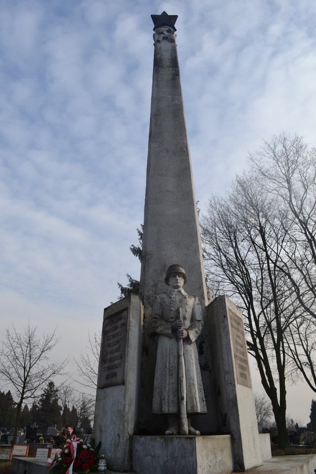 Sierp i młot znajdują się na samej górze Pomnika