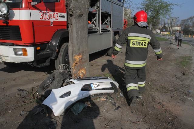 W Gniewkowie samochód osobowy wypadł z drogi i uderzył w drzewo. Kierowca nie przeżył.