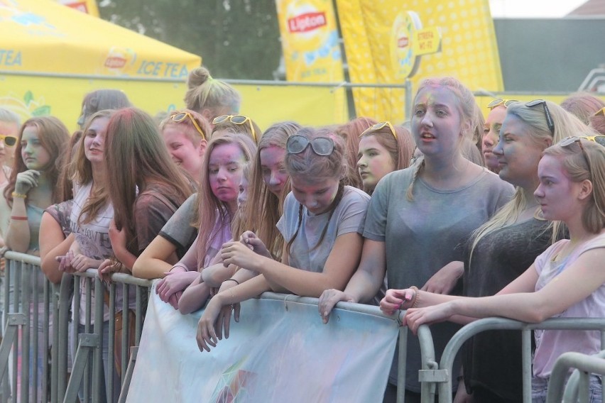 Festiwal kolorów na Łasztowni. Szczecinianie obrzucili się wielobarwnymi proszkami