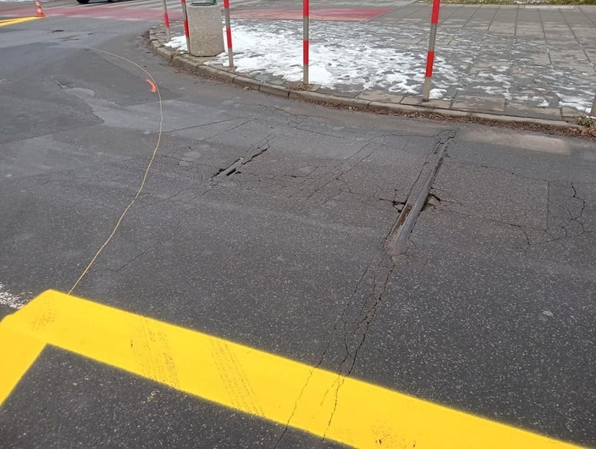 Kraków. Pod kombinatem w Nowej Hucie drogowcy rysują żółte linie. Będzie tymczasowe rondo