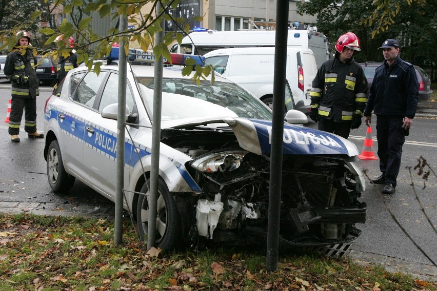 Wrocław: Wypadek radiowozu koło TGG. Policjant wymusił pierwszeństwo (FILM, ZDJĘCIA)