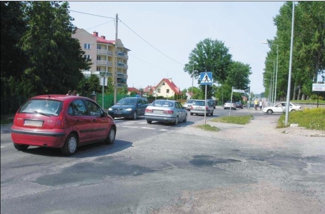 W pobliżu skrzyżowania Kajki z Grodzieńską i Tuwima zniszczona jest nie tylko jezdnia, ale i chodniki.