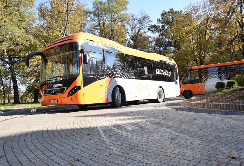 Komunikacja miejska w Krośnie ma nowe autobusy. 13 niskoemisyjnych pojazdów dostarczyły firmy Volvo i MMI [ZDJĘCIA]