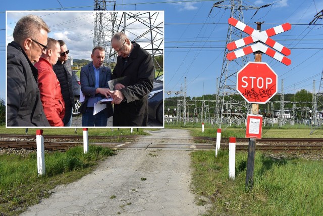 Krzysztof Kurzeja - dyrektor Wydziału Geodezji i Nieruchomości Urzędu Miasta Nowego Sącza, Adam Konicki - dyrektor Miejskiego Zarządu Dróg, mieszkańcy ul. Łącznik i radny Tadeusz Gajdosz, którzy dyskutują nad najlepszym rozwiązaniem