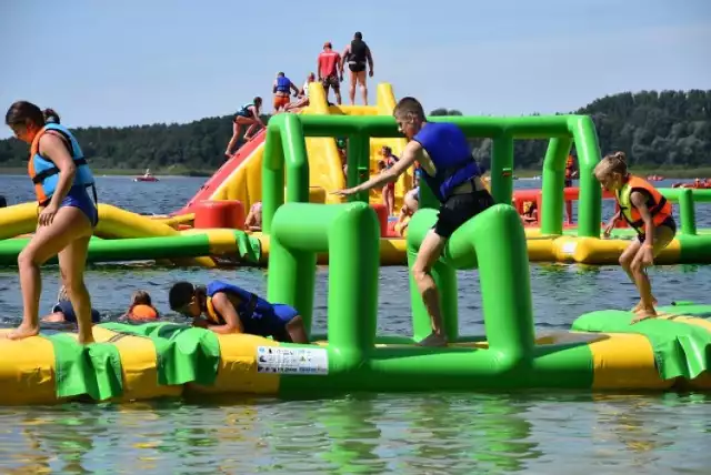 Największy w Polsce park wodny! Lustro Jeziora Niedzięgiel, po lewej stronie molo, zapełniło blisko 100 dmuchanych elementów, które zapewniają doskonałą zabawę i młodszym, i starszym.