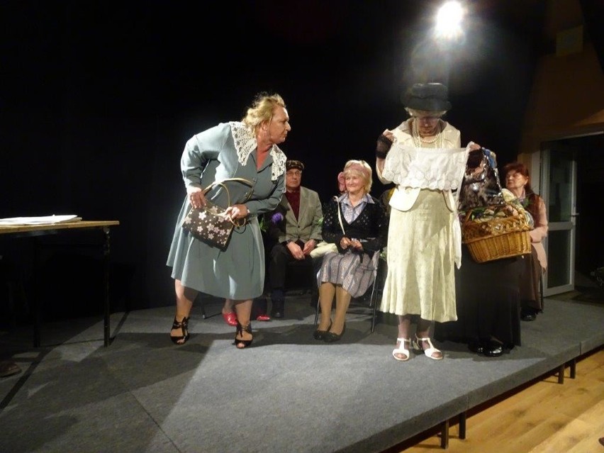 Teatr Proscenium wystawił "Ksiuty z Temidą" w Domu Kultury Borki w Radomiu 