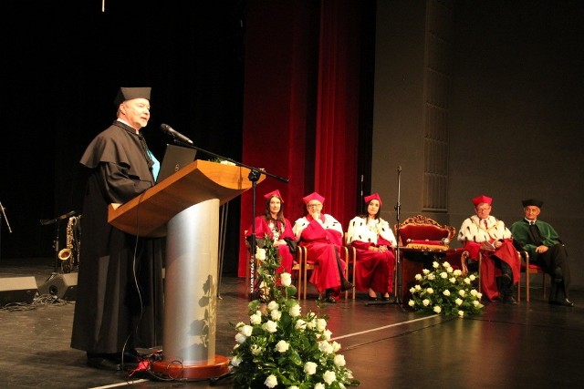 Uroczyste nadanie tytułu doktora honoris causa prof. Wiesławowi Banysiowi w Pałacu Kultury Zagłębia