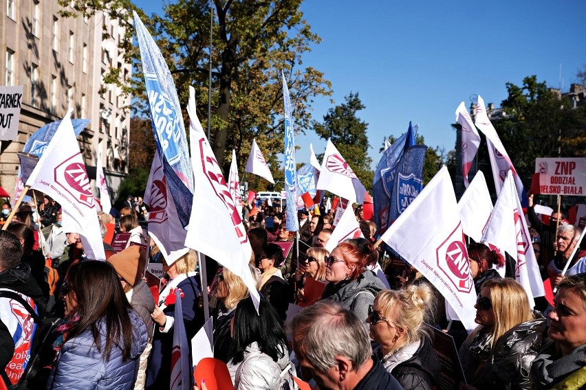 Protest pielęgniarek przed sejmem